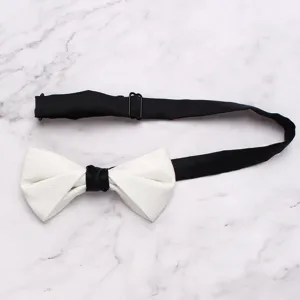 Detailopname van een klassieke witte dubbele strik met verstelbare zwarte band voor formele mode.