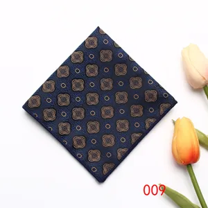 Pochette de costume pour homme bleue elegante avec motif de trifle dore pour mariage et fetes.