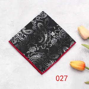 Taschino da uomo nero con motivo paisley e bordo rosso per eleganti abiti da sposo.