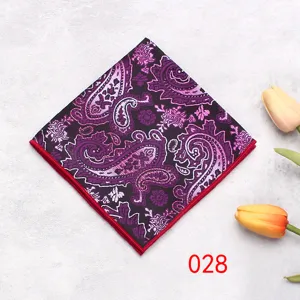 Primo piano della pochette da taschino viola con fantasia cachemire e bordo rosso vivo.