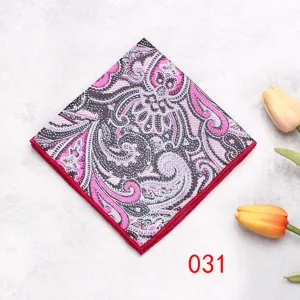 Dettaglio fazzietto da taschino uomo motivo cachemire, accessorio rosa e nero elegante.
