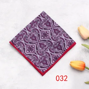 Primo piano di una pochette da taschino viola con motivo Paisley e bordo rosso vivo.