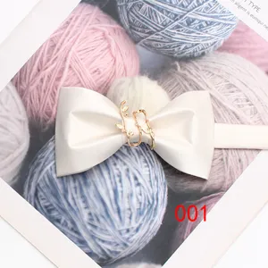 Farfallina in raso bianco con delicato decoro in metallo foglia d'oro, elegante accessorio uomo.