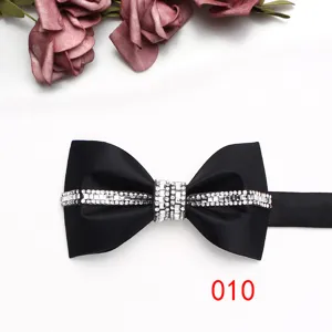 Primo piano dettagliato del elegante papillon nero con decorazioni in strass brillanti.