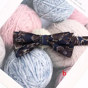Vue rapprochée du nœud papillon double pour homme élégant au motif floral bleu foncé.
