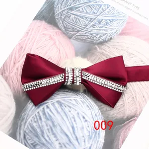 Farfallina in raso bordeaux con strass da uomo, elegante accessorio per matrimonio e feste