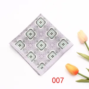 Pochette de costume formel pour homme, élégant accessoire de poche à motif violet.