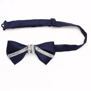 Elegante cravatta a farfalla blu scuro con strass per uomo, perfetta per matrimoni ed eventi formali.