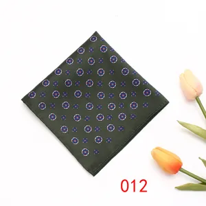 Détail de la pochette de costume verte à motif floral bleu pour hommes élégants.