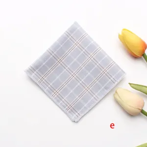 Nahaufnahme des klassischen blau-braunen karierten Einstecktuchs mit sauberen Kanten.