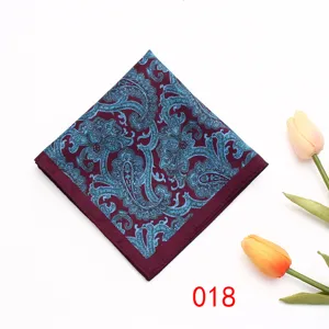 Vue détaillée de la pochette de costume homme avec motif cachemire bleu et bordeaux.
