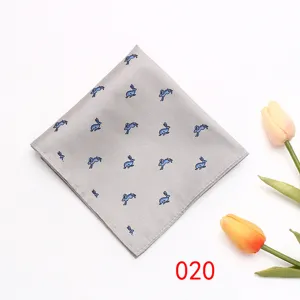 Gros plan détaillé de la pochette de costume grise pour homme avec joli motif de lapin.