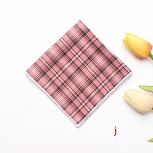 Nahaufnahme des rosa karierten Stecktuchs, feine Kantennaht für formelle Anlässe.