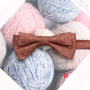 Détail du nœud papillon bordeaux à double couche à pois pour mariage homme.