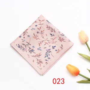 Vue détaillée de la superbe pochette de costume pour homme avec motif floral élégant.