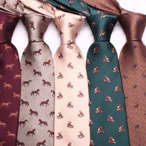 Cravate en soie pour homme avec des motifs de chevaux élégants pour le travail quotidien.