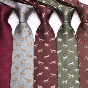 Vue détaillée de cravates tissées pour hommes avec des motifs élégants de chevaux.