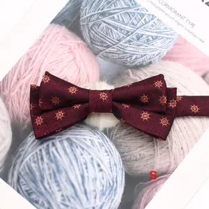 Noeud papillon bordeaux à motif d'encre, design double couche élégant pour tenue de mariage.