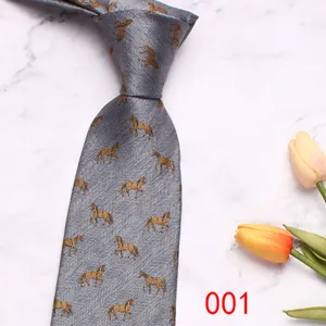 Cravate homme grise avec motif de cheval et texture chevron pour soirée décontractée.