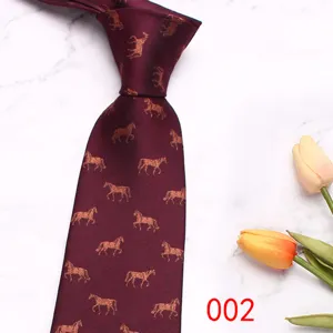 Gros plan détaillé de la cravate pour homme bourgogne avec motif de cheval élégant sur marbre.