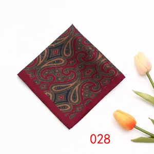 Gros plan détaillé d'une pochette de costume rouge au motif cachemire classique.