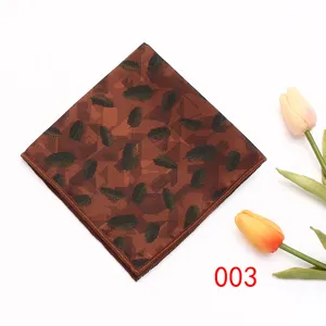 Bruin geometrisch pochet zakdoek voor heren, stijlvol accessoire voor formeel pak en feest.