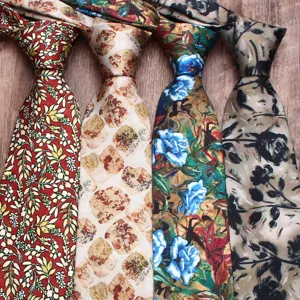 Gros plan détaillé sur des cravates pour hommes élégantes aux motifs floraux variés.