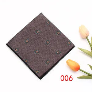 Gedetailleerd overzicht van het pochet met bloemmotieven en fijne visgraatstructuur.