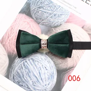 Farfallino in velluto verde scuro da uomo vista dettagliata, elegante fibbia in metallo con strass.