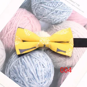 Primo piano di un elegante farfallino in cotone giallo con motivo, ideale per outfit.
