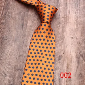 Cravate pour homme orange vif avec motif floral bleu élégant, idéale pour affaires.