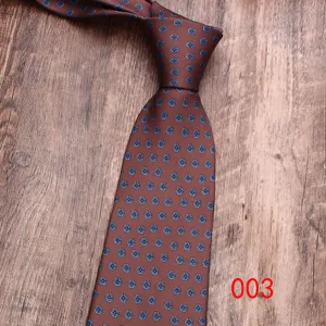 Gros plan sur une cravate marron pour homme avec un motif floral bleu délicat et élégant.