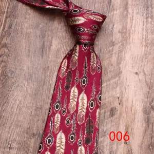 Cravate homme bordeaux effet soie imprime avec motif de plumes elegant pour mariage.