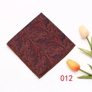 Gedetailleerd overzicht van een stijlvol heren pochet met klassiek paisley patroon voor pakken.