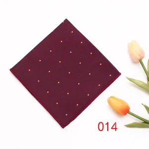 Bordeauxrode heren pochet zakdoek met oranje stippenpatroon voor detailweergave.