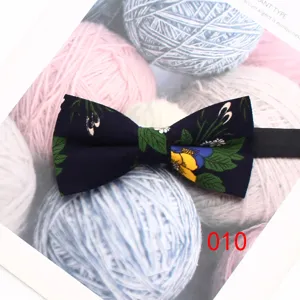Farfalla in cotone da uomo con stampa floreale, design casual elegante con vivace motivo floreale.
