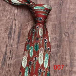Cravate pour homme rouge avec motif de plumes style européen pour mariage et bureau.