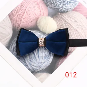 Dettaglio farfalla in velluto blu con fibbia metallica strass per abito sposo elegante.