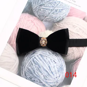 Classico papillon da uomo in velluto nero con centro in strass dorato per abito da sposa.