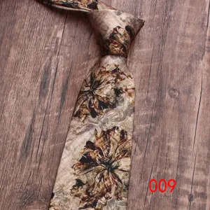 Vue détaillée de la cravate à motif floral vintage pour homme, tissu élégant et fin.