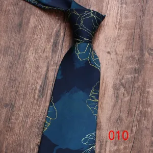 Détail en gros plan d'une cravate pour homme bleu foncé avec motif floral doré élégant.