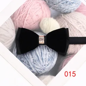 Elegante papillon in velluto nero per uomo matrimonio con anello in metallo strass chic.