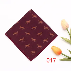 Gedetailleerd overzicht van een bordeauxkleurige pochet met een elegant paardenpatroon voor pakken.