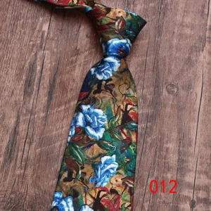 Gros plan détaillé du magnifique motif en tissu imprimé de fleurs bleues sur cette cravate.