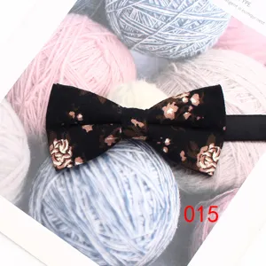 Farfallino in cotone nero con fiori, motivo vintage marrone e bianco, elegante accessorio uomo.