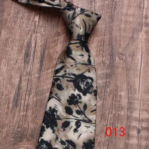 Vue detaillee de la cravate imprimee florale pour homme, design vintage en tissu pour travail.
