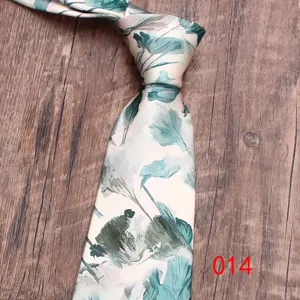 Vue détaillée de la cravate pour homme à imprimé floral vert et motif aquarelle élégant.