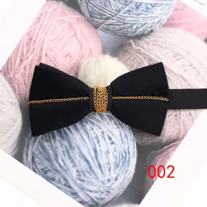 Farfallino nero in velluto da uomo con catenina dorata elegante, ideale per matrimoni.