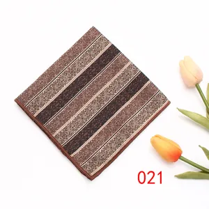 Bruine pochet voor heren met vintage bloemenstrepen, elegante accessoires voor pak.