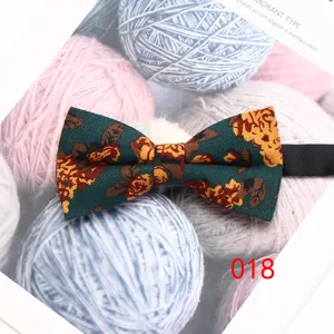 Farfallino in cotone con stampa floreale verde, accessorio casual elegante per uomo.